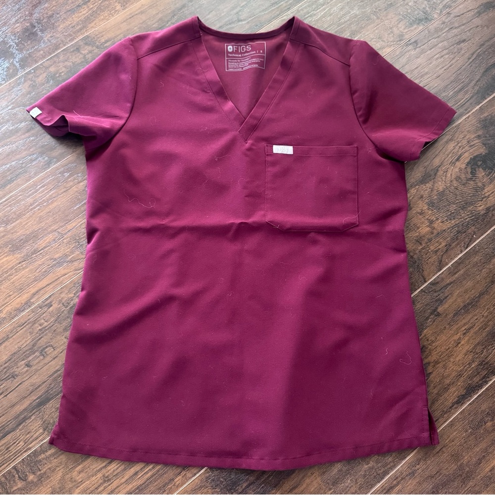 Figs Catarina One-Pocket Scrub Top in Burgundy